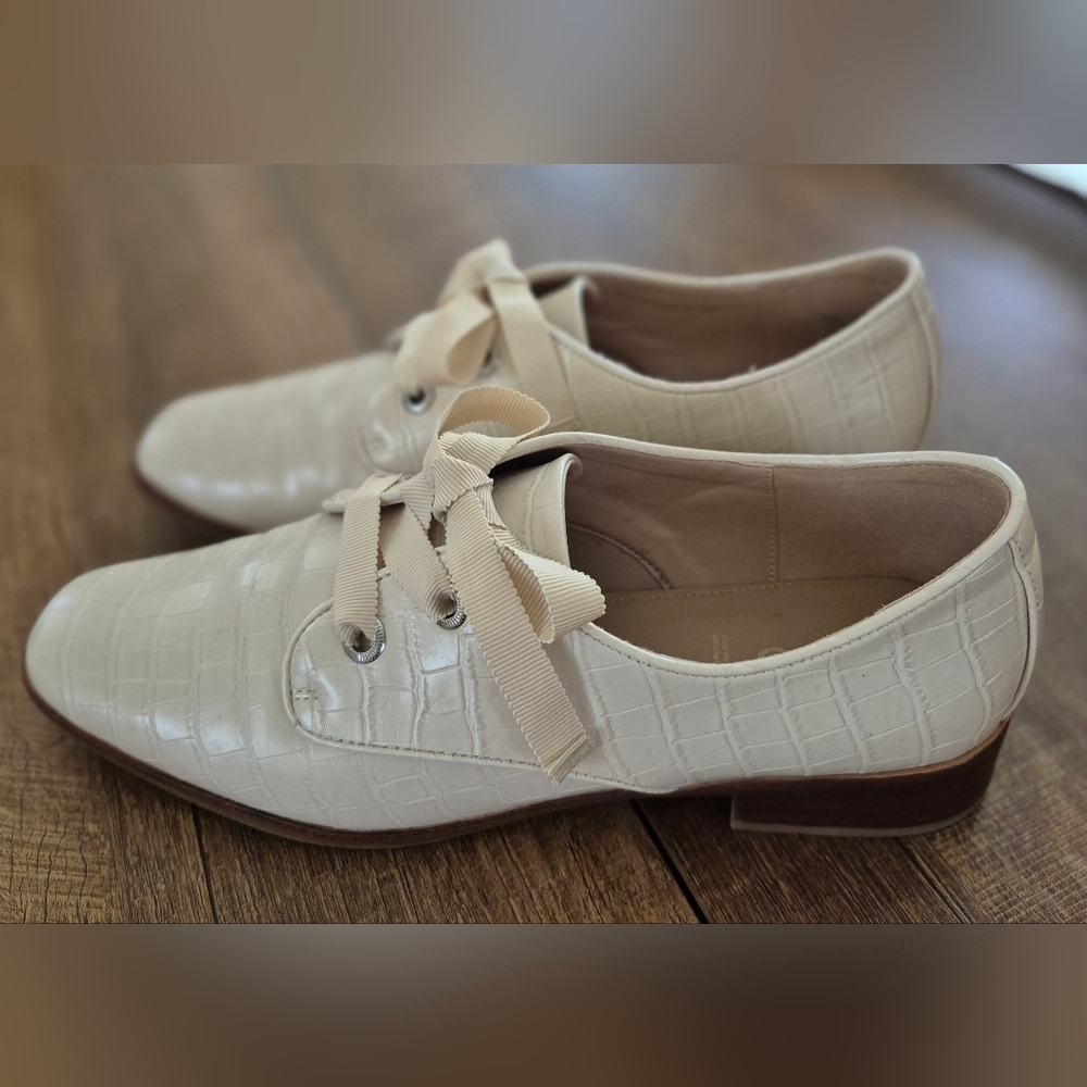 Aldo Women's Ivory Croc Print Faux Leather Lace Up Loafers size 9